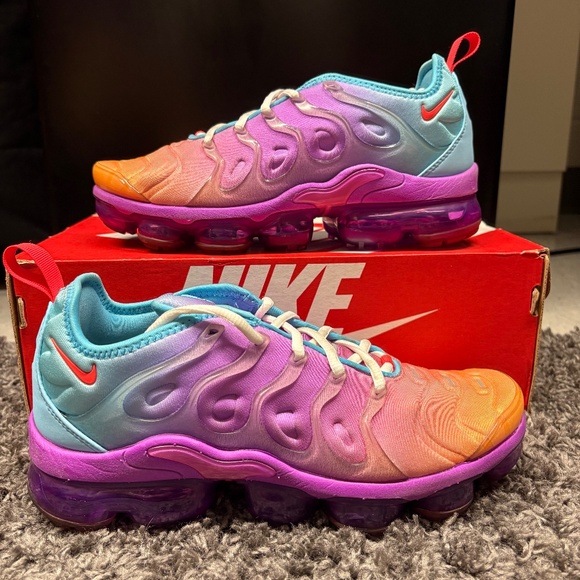 Nike Air Vapormax Plus Fuchsia Dream Bright Crimson Sneaker Women's 8 DZ4842-600 - Picture 1 of 6